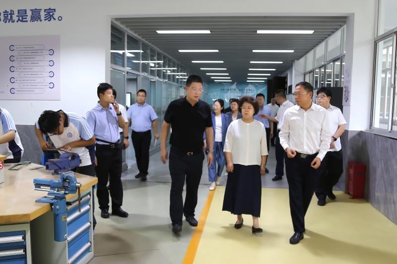 市、区领导来我校开展第41个教师节走访慰问活动