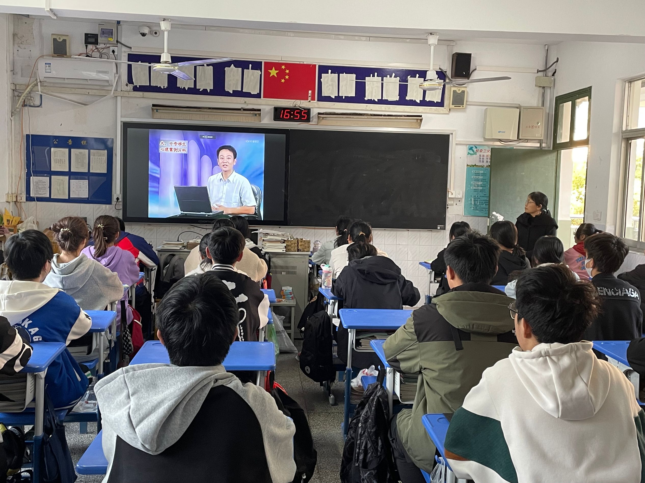 安全从我做起，安全与我同行 ——我校组织开设“安全与我同行”安全教育主题班会课