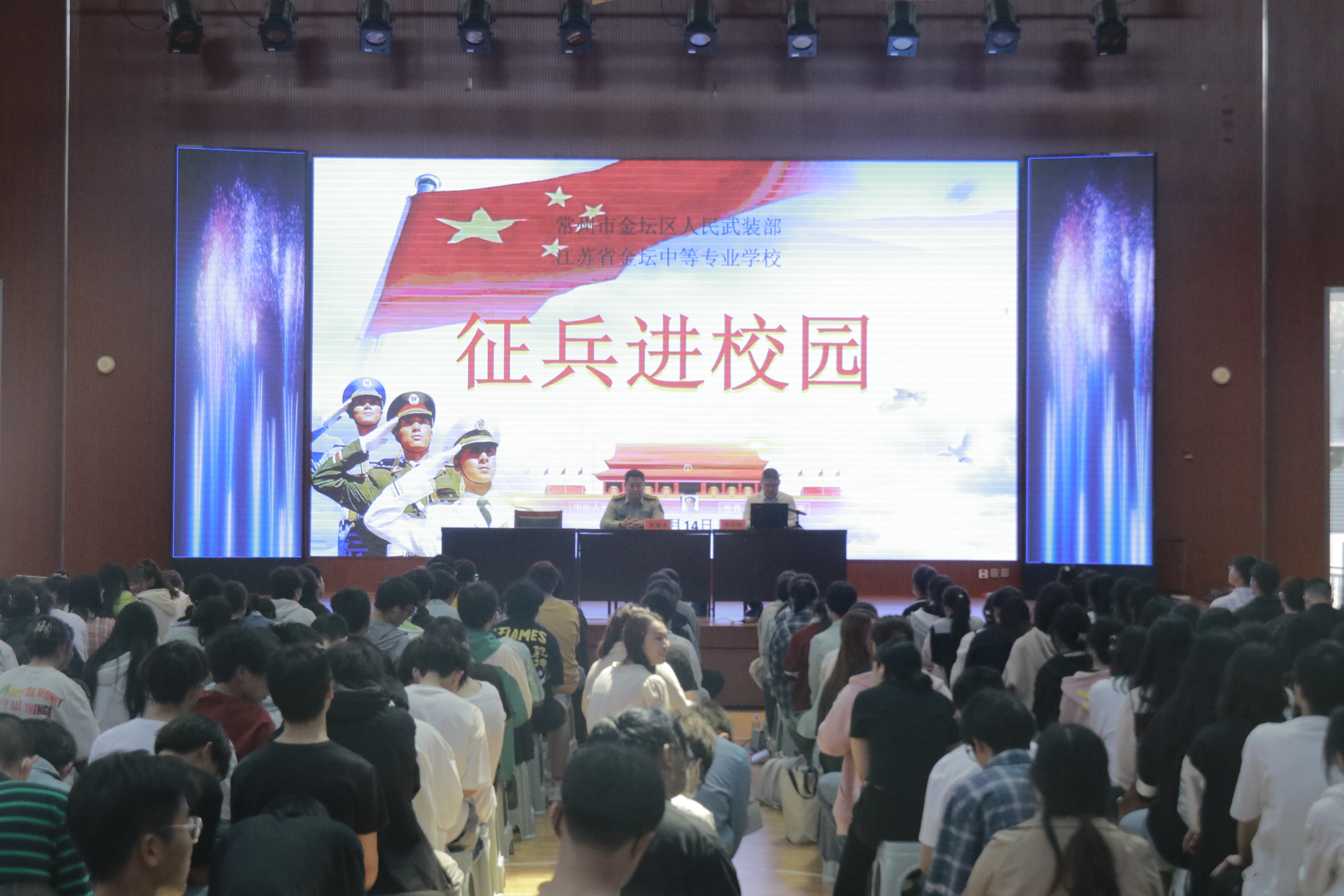 青春风华正茂  参军无上光荣 ——区委常委、区人武部朱建清政委到我校开展“征兵宣传进校园活动”