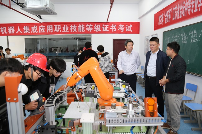 区教育局周双平副局长一行莅临我校 调研指导职业教育高质量发展工作