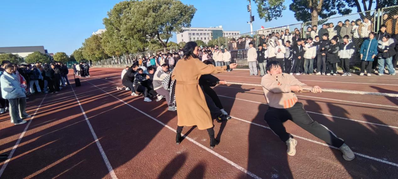  众志成城不畏难，团结协作共登攀——庆贺我校智能控制系拔河比赛圆满成功                             