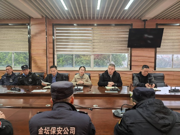 强化安保职责 守护校园安全 ——我校召开校园安保工作会议